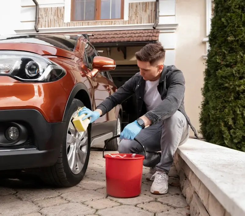 Lavage auto à domicile Roujan : professionnel intervenant sur un véhicule